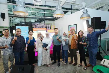 Menteri Negara Kanan (Pertahanan merangkap Tenaga Manusia) Encik Zaqy Mohamad (enam dari kiri); Editor Berita Harian/Minggu, Encik Nazry Mokhtar (dua dari kiri); Ketua Pegawai Operasi Media SPH, Cik Loh Yuh Yiing (tiga dari kiri); Timbalan Ketua Eksekutif SPH Media, Encik Kuek Yu Chuang (paling kanan); dan pasukan OMGxBH semasa pelancaran rasmi platform tersebut pada 30 Ogos.