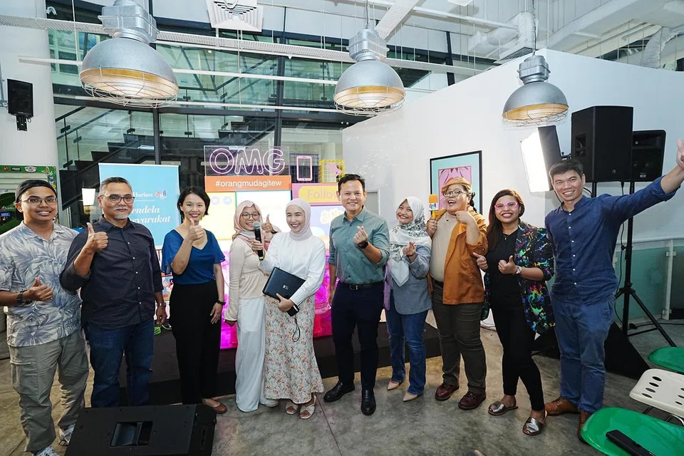 Menteri Negara Kanan (Pertahanan merangkap Tenaga Manusia) Encik Zaqy Mohamad (enam dari kiri); Editor Berita Harian/Minggu, Encik Nazry Mokhtar (dua dari kiri); Ketua Pegawai Operasi Media SPH, Cik Loh Yuh Yiing (tiga dari kiri); Timbalan Ketua Eksekutif SPH Media, Encik Kuek Yu Chuang (paling kanan); dan pasukan OMGxBH semasa pelancaran rasmi platform tersebut pada 30 Ogos.