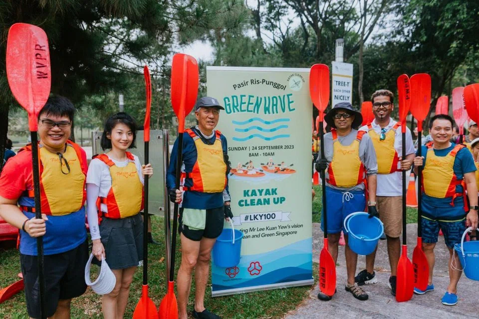 PASTIKAN PERAIRAN BERSIH: Acara berkayak sambil membersihkan kawasan perairan Punggol turut disertai Menteri Kanan, Encik Teo Chee Hean (tiga dari kiri) dan Menteri Negara (Pembangunan Sosial dan Keluarga), Cik Sun Xueling (dua dari kiri).