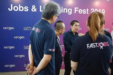 BINCANG TENTANG PEKERJAAN: Dr Maliki (tengah) berbincang dengan kakitangan FastJobs mengenai peluang-peluang pekerjaan dalam kededua industri runcit dan F&B. - Foto BH oleh ZHANG XUAN