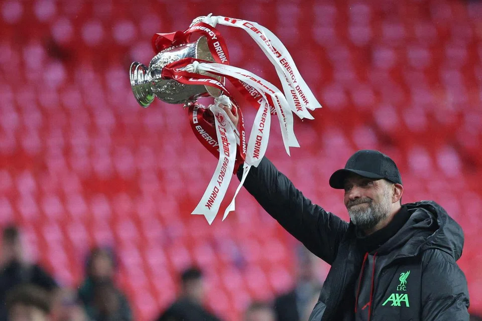 Pengurus Liverpool, Jurgen Klopp, menjulang Piala Carabao, yang dimenangi pasukannya dengan mengalahkan Chelsea 1-0 di Wembley pada 25 Februari.  