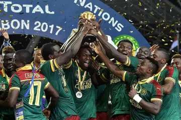 MAHKOTA DIJULANG: Pemain Cameroon menjulang trofi kejuaraan Piala Negara-Negara Afrika selepas menewaskan Mesir dalam final, kelmarin. - Foto AFP