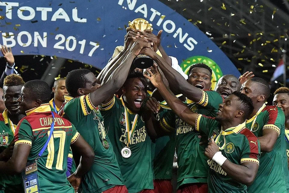 MAHKOTA DIJULANG: Pemain Cameroon menjulang trofi kejuaraan Piala Negara-Negara Afrika selepas menewaskan Mesir dalam final, kelmarin. - Foto AFP