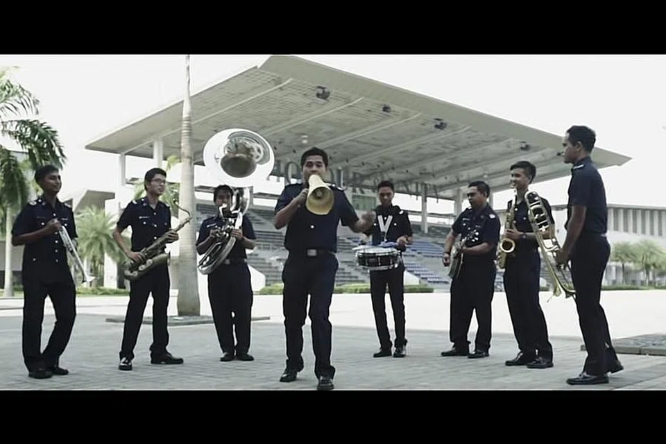 PERSEMBAHAN LAGU 'ORANG SINGAPURA': Lagu dimainkan oleh sebuah pancaragam polis ini dicipta oleh Zubir Said dan mengingatkan masyarakat agar menjaga budi bahasa dan bekerja keras demi nama baik negara. - Foto TANGKAP LAYAR DARI YOUTUBE