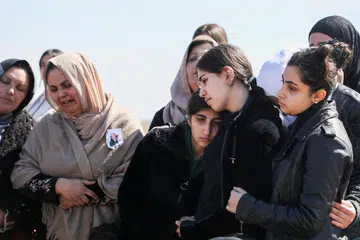 Orang ramai yang hadir kelihatan sebak semasa pengebumian pelajar perubatan Kurdi, Cik Shinda Kisho, yang merupakan antara yang terbunuh di Latakia, selepas ratusan nyawa ikut terkorban dalam keganasan paling dahsyat sejak 13 tahun perang saudara meletus. Kejadian itu menyaksikan pertempuran antara penyokong setia mantan Presiden Bashar al-Assad dan pemerintah baru Syria di Qamishli pada 9 Mac. 