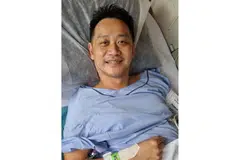 SEMAKIN PULIH: 3WO Jeffrey Heng kelihatan sedang tersenyum sambil berehat di katil hospital. - Foto FACEBOOK NG ENG HEN