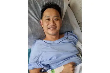 SEMAKIN PULIH: 3WO Jeffrey Heng kelihatan sedang tersenyum sambil berehat di katil hospital. - Foto FACEBOOK NG ENG HEN