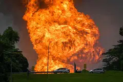 Satu kebakaran besar akibat saluran paip gas di Subang Jaya, Selangor, berlaku pada pagi 1 April.