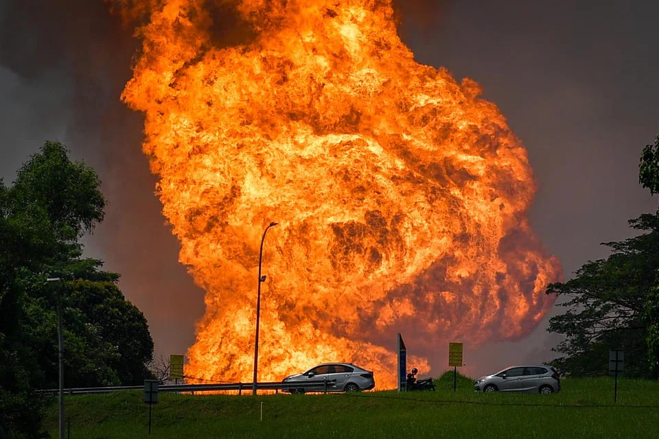 Satu kebakaran besar dilihat di lokasi kebakaran saluran paip gas di Taman Puchong Perdana, Puchong, Selangor, pada pagi 1 April. Kebakaran itu membabitkan dua jenis paip gas mengandungi gas asli.