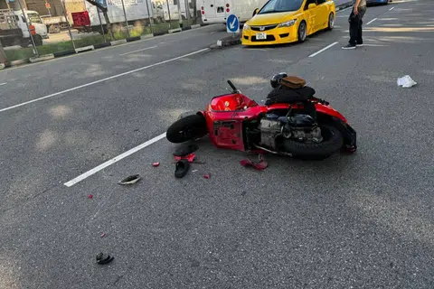 Motorsikal Vespa berwarna merah yang ditunggang oleh Allahyarham terdampar di jalan raya selepas kemalangan.  