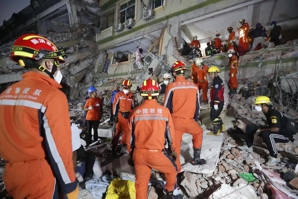 Pasukan penyelamat dari Myanmar dan China giat menjalankan operasi mencari dan menyelamat mangsa di tapak kediaman Sky Villa yang runtuh di Mandalay, susulan gempa bumi bermagnitud 7.7 yang melanda negara itu pada 28 Mac lalu.