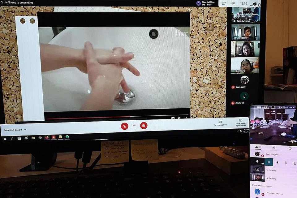 MANFAAT RUANG MAYA: Demonstrasi mencuci tangan dilakukan di ruang maya melalui persidangan video. Pelajar sekolah pendalaman kemudian akan mencuba mempraktikkan apa yang diajar dengan dipantau sukarelawan NGO tempatan. 