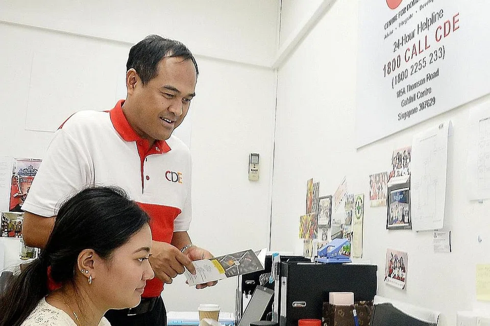 MAJIKAN TURUT DAPAT MANFAAT: Encik Shamsul Kamar dengan sokongan pasukannya menyarankan dan menggerakkan inisiatif dan program bukan sahaja untuk membantu pembantu bahkan majikan setempat. - Foto JOHARI RAHMAT 