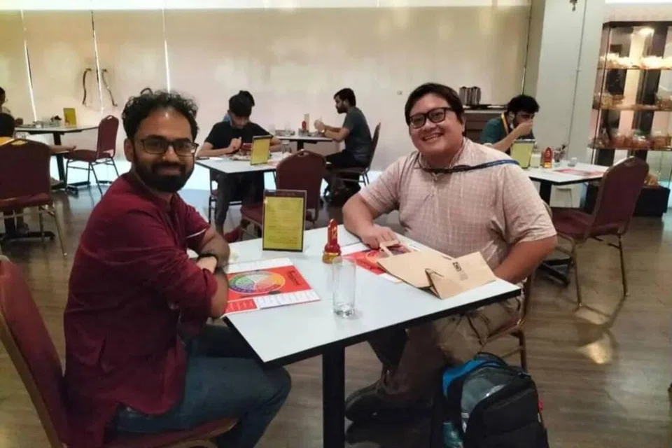 Penulis, Encik Bhargav Sriganesh (kiri), bersama guru bahasa Melayunya, Encik Hiskandar Zulqarnaen Hasshim, yang ketika itu mengendalikan firma Bunga Melayu Consultancy, yang antara lain menawarkan kelas Bahasa Melayu..