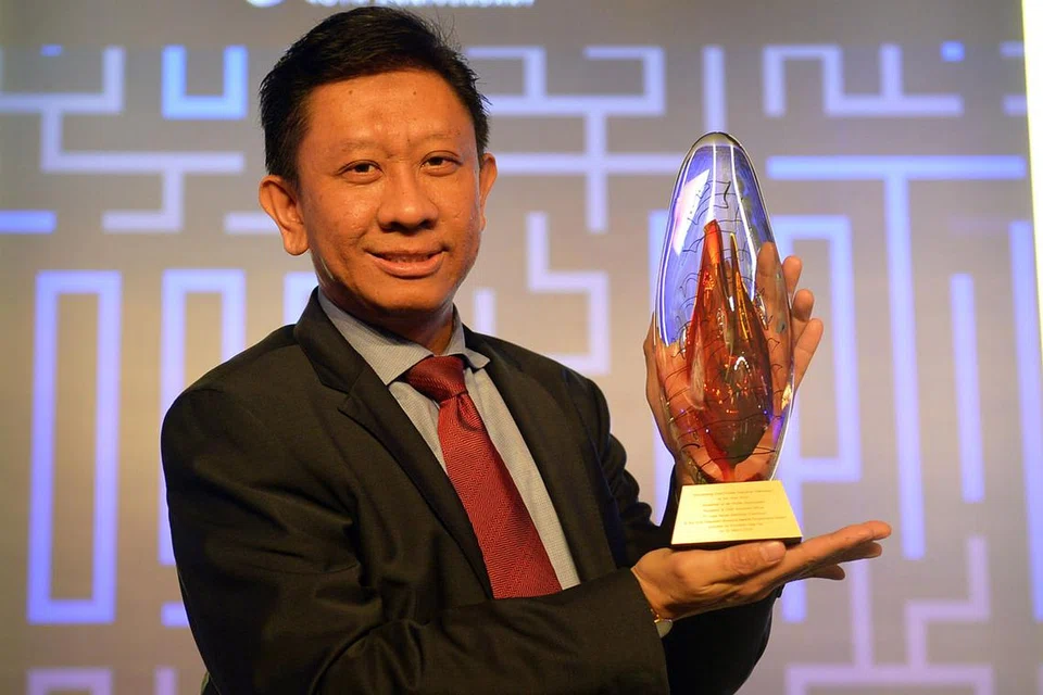 TERIMA TROFI: Encik Shafie menerima anugerah berprestij, Anugerah Perniagaan Singapura (SBA), anjuran akhbar The Business Times (BT) dan DHL Express semalam. - Foto M.O. SALLEH