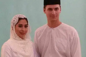 UCAPAN TAHNIAH DATANG MENCURAH: Puteri Tunku Aminah Maimunah Iskandariah Sultan Ibrahim bersama bakal suaminya, Encik Dennis Muhammad Abdullah, bekas pemain bola sepak separuh profesional dan bekas pengurus pemasaran JDT Concept Store and Cafe dan Kelab Bola Sepak Tampines Rovers. - Foto FACEBOOK JOHOR SOUTHERN TIGERS
