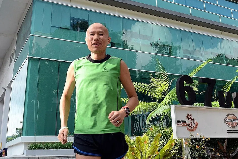 LEBIH CERGAS, LEBIH AKTIF: Dulu berat badannya pernah mencecah sehingga 115 kilogram tetapi kini Encik Kartono Wihareja lebih cergas, malah mampu menyertai perlumbaan maraton. - Foto BM oleh AZIZ HUSSIN