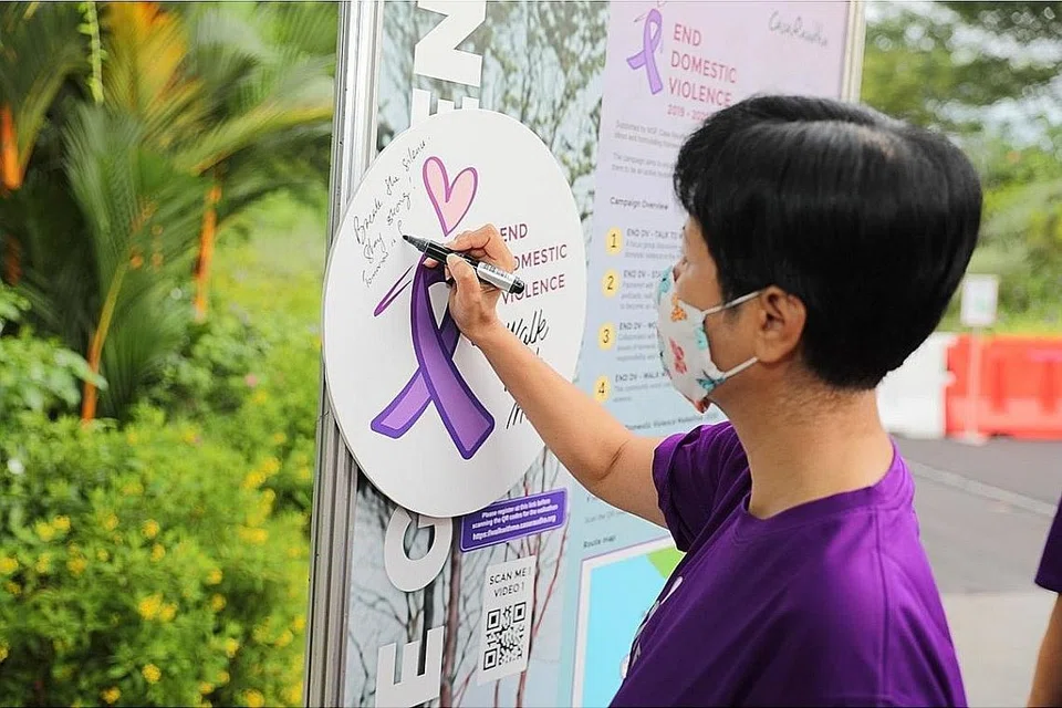 BERI SOKONGAN: Menteri di Pejabat Perdana Menteri yang juga Menteri Kedua Kewangan dan Pembangunan Negara, Cik Indranee Rajah, yang juga penaung Casa Raudha, menulis kata-kata sokongan di pelancaran acara walkathon Casa Raudha. - Foto CASA RAUDHA