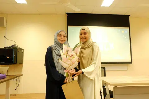 Program ‘Girls Talk’ kendalian Cik Nur Sarah Hamballi (kanan), tercetus hasil pemerhatiannya tentang kelompok beliawanis yang mula memakai tudung dan memerlukan sokongan. Selain perkongsian oleh Ustazah Nur Hidayah Azman (kiri), acara itu turut diisi dengan segmen penukaran tudung terpakai yang dibawa peserta dan surat yang ditulis dengan kata-kata perangsang untuk dikongsi sesama mereka.