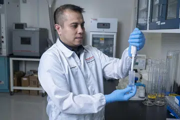 PELUANG DIBUKA LUAS: Encik Aarman (kiri) dihantar ke Finland oleh syarikatnya pada 2019 untuk membawa balik suatu produk yang dipercayai boleh mengasing dan membersihkan asid. Cik Hazel Ngiam (kanan) pula menjalani program peningkatan diri di Thermo Fisher dan kini merupakan pengurus kewangan syarikat itu. - Foto-foto SPH