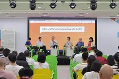 BINCANG MENGENAI SEKTOR GIG:(Dari kiri), Cik Michelle Low, Timbalan Editor Berita The Business Times, Encik Sim Gim Guan, Anggota Jawatankuasa Penasihat bagi Pekerja Platform, Dr Koh Poh Koon, Cik Goh Swee Chen, Pengerusi Jawatankuasa Penasihat bagi Pekerja Platform, Profesor Danny Quah, Naib Pengerusi Jawatankuasa Penasihat bagi Pekerja Platform, Cik Yeo Wan Ling, Anggota Jawatankuasa Penasihat bagi Pekerja Platform, hadir dalam sesi dialog yang diadakan di Our Tampines Hub semalam. - Foto MOM