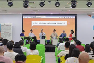 BINCANG MENGENAI SEKTOR GIG:(Dari kiri), Cik Michelle Low, Timbalan Editor Berita The Business Times, Encik Sim Gim Guan, Anggota Jawatankuasa Penasihat bagi Pekerja Platform, Dr Koh Poh Koon, Cik Goh Swee Chen, Pengerusi Jawatankuasa Penasihat bagi Pekerja Platform, Profesor Danny Quah, Naib Pengerusi Jawatankuasa Penasihat bagi Pekerja Platform, Cik Yeo Wan Ling, Anggota Jawatankuasa Penasihat bagi Pekerja Platform, hadir dalam sesi dialog yang diadakan di Our Tampines Hub semalam. - Foto MOM
