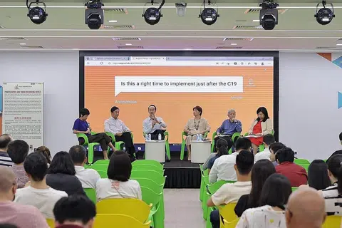 BINCANG MENGENAI SEKTOR GIG:(Dari kiri), Cik Michelle Low, Timbalan Editor Berita The Business Times, Encik Sim Gim Guan, Anggota Jawatankuasa Penasihat bagi Pekerja Platform, Dr Koh Poh Koon, Cik Goh Swee Chen, Pengerusi Jawatankuasa Penasihat bagi Pekerja Platform, Profesor Danny Quah, Naib Pengerusi Jawatankuasa Penasihat bagi Pekerja Platform, Cik Yeo Wan Ling, Anggota Jawatankuasa Penasihat bagi Pekerja Platform, hadir dalam sesi dialog yang diadakan di Our Tampines Hub semalam. - Foto MOM