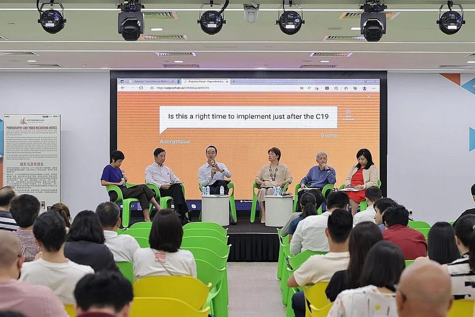 BINCANG MENGENAI SEKTOR GIG:(Dari kiri), Cik Michelle Low, Timbalan Editor Berita The Business Times, Encik Sim Gim Guan, Anggota Jawatankuasa Penasihat bagi Pekerja Platform, Dr Koh Poh Koon, Cik Goh Swee Chen, Pengerusi Jawatankuasa Penasihat bagi Pekerja Platform, Profesor Danny Quah, Naib Pengerusi Jawatankuasa Penasihat bagi Pekerja Platform, Cik Yeo Wan Ling, Anggota Jawatankuasa Penasihat bagi Pekerja Platform, hadir dalam sesi dialog yang diadakan di Our Tampines Hub semalam. - Foto MOM