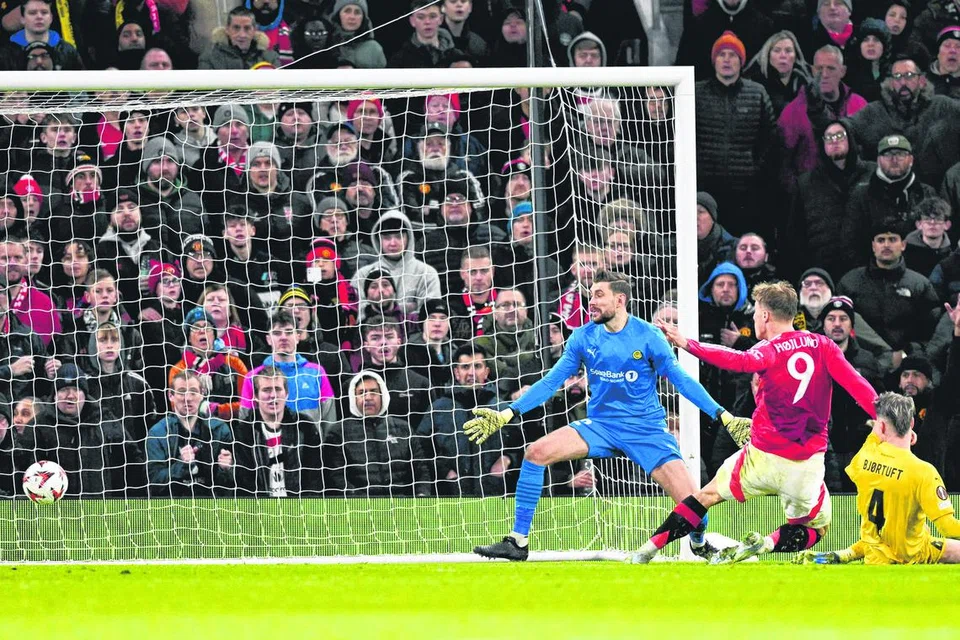 Penyerang, Rasmus Hojlund, menjaringkan gol ketiga Manchester United dalam kemenangan 3-2 ke atas Bodo/Glimt (2R) dalam perlawanan Liga Europa di Old Trafford pada 28 November. 