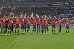 KALAH TAPI 'MENANG': Pemain Wales mengiktiraf para penyokong mereka selepas kempen mereka di Euro 2016 berakhir dengan kekalahan kepada Portugal dinihari semalam. - Foto AFP