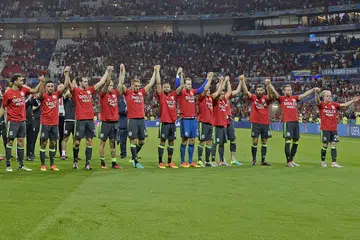 KALAH TAPI 'MENANG': Pemain Wales mengiktiraf para penyokong mereka selepas kempen mereka di Euro 2016 berakhir dengan kekalahan kepada Portugal dinihari semalam. - Foto AFP