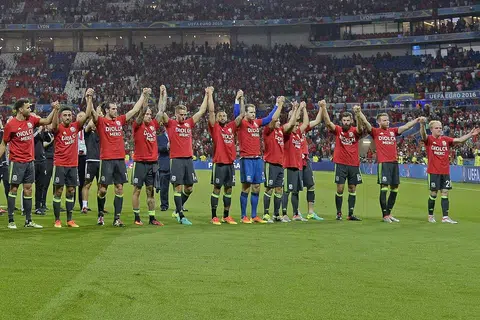 KALAH TAPI 'MENANG': Pemain Wales mengiktiraf para penyokong mereka selepas kempen mereka di Euro 2016 berakhir dengan kekalahan kepada Portugal dinihari semalam. - Foto AFP