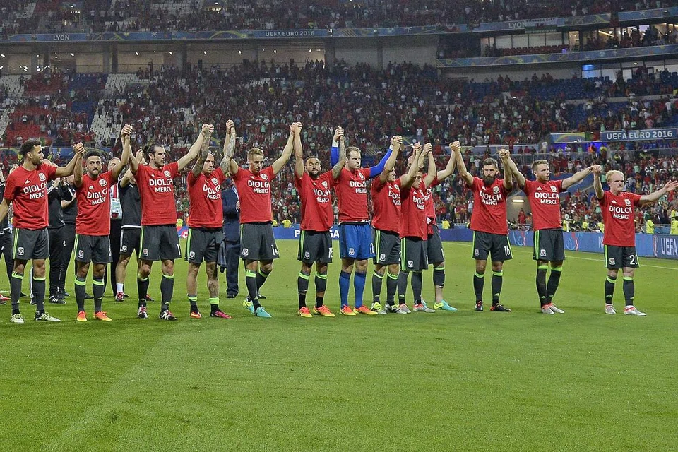 KALAH TAPI 'MENANG': Pemain Wales mengiktiraf para penyokong mereka selepas kempen mereka di Euro 2016 berakhir dengan kekalahan kepada Portugal dinihari semalam. - Foto AFP