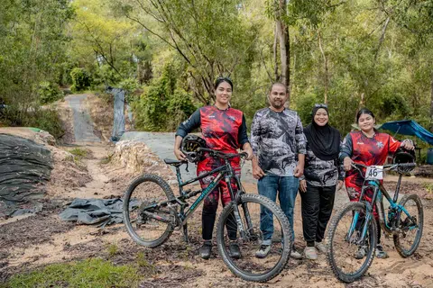 Encik Faizal Abu Bakar (dua dari kiri) dan Cik Noraslina Ramlan (tiga dari kiri) memberi sokongan penuh dalam memupuk minat anak-anak mereka Cik Nordania Khairunisa Faizal (kiri) dan Nordania Adawiah Faizal (kanan) dalam sukan berbasikal bukit. 
