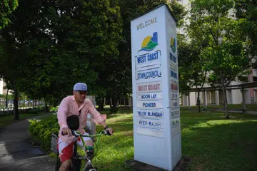 Mercu tanda Majlis Bandaran West Coast di hadapan Blok 706, Clementi West Street 2, yang akan tergolong dalam GRC West Coast-Jurong West yang baru dibentuk.