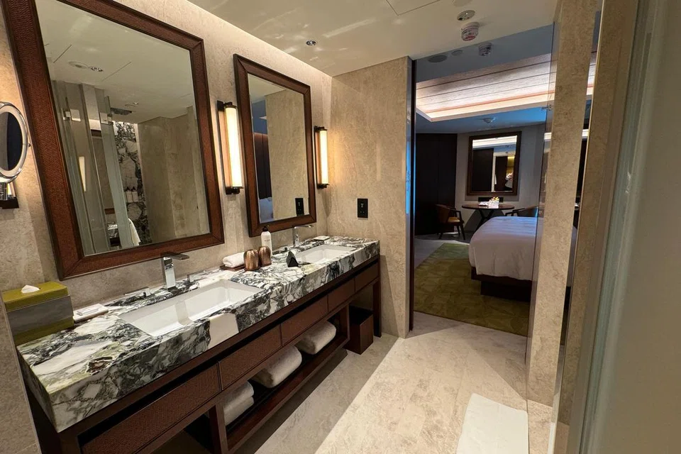 Kamar mandi di Grand Hyatt Singapore menawarkan dua kawasan bersolek.