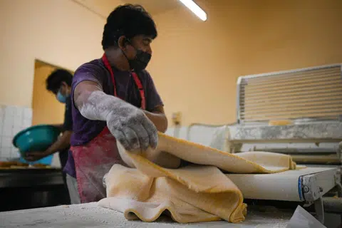 TURUN PADANG: Pengasas bersama Sha Zah Confectionery,  Encik Shariff K Abdul Majid, masih lagi bersemangat menyumbang tenaga dan membuat karipap di kedainya.