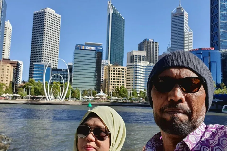 Cik Rubie Lazim (kiri), isteri pelakon dan pengarah teater, Lut Ali (kanan), kini bertugas sebagai akauntan di sebuah institusi Islam di Perth, selain menawarkan khidmat katering.