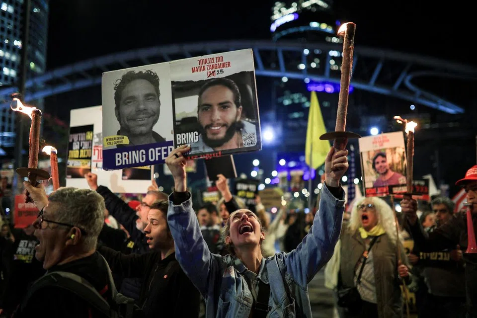 Para penyokong tebusan Israel yang ditawan Hamas dalam serangan maut 7 Oktober 2023, mendesak perjanjian gencatan senjata dicapai dalam protes di Tel Aviv, Israel, pada 13 Januari.