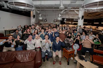 Editor Audiens dan Perkembangan Berita Harian (BH), Cik Norhaiza Hashim (depan, tiga dari kiri); Eksekutif Audiens dan Perkembangan BH Cik Kaiyishah Ayuni (depan, empat dari kiri); Penerima Anugerah Jauhari 2013, Dr Abdul Razakjr Omar (depan, lima dari kiri); dan Anggota Parlimen GRC Jalan Besar Dr Wan Rizal Wan Zakariah (depan, enam dari kiri), bergambar bersama peserta yang hadir terdiri daripada golongan muda berusia 18 hingga 35 tahun untuk sesi ketiga, Siri Jauhari, anjuran Berita Harian dan OMGxBH pada 26 Julai.