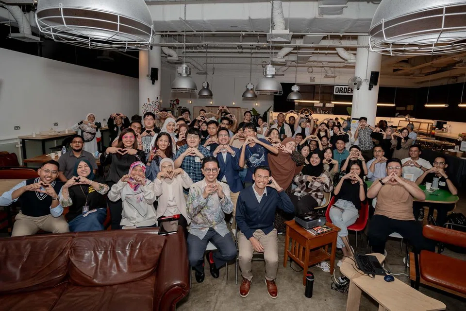 Editor Audiens dan Perkembangan Berita Harian (BH), Cik Norhaiza Hashim (depan, tiga dari kiri); Eksekutif Audiens dan Perkembangan BH Cik Kaiyishah Ayuni (depan, empat dari kiri); Penerima Anugerah Jauhari 2013, Dr Abdul Razakjr Omar (depan, lima dari kiri); dan Anggota Parlimen GRC Jalan Besar Dr Wan Rizal Wan Zakariah (depan, enam dari kiri), bergambar bersama peserta yang hadir terdiri daripada golongan muda berusia 18 hingga 35 tahun untuk sesi ketiga, Siri Jauhari, anjuran Berita Harian dan OMGxBH pada 26 Julai.