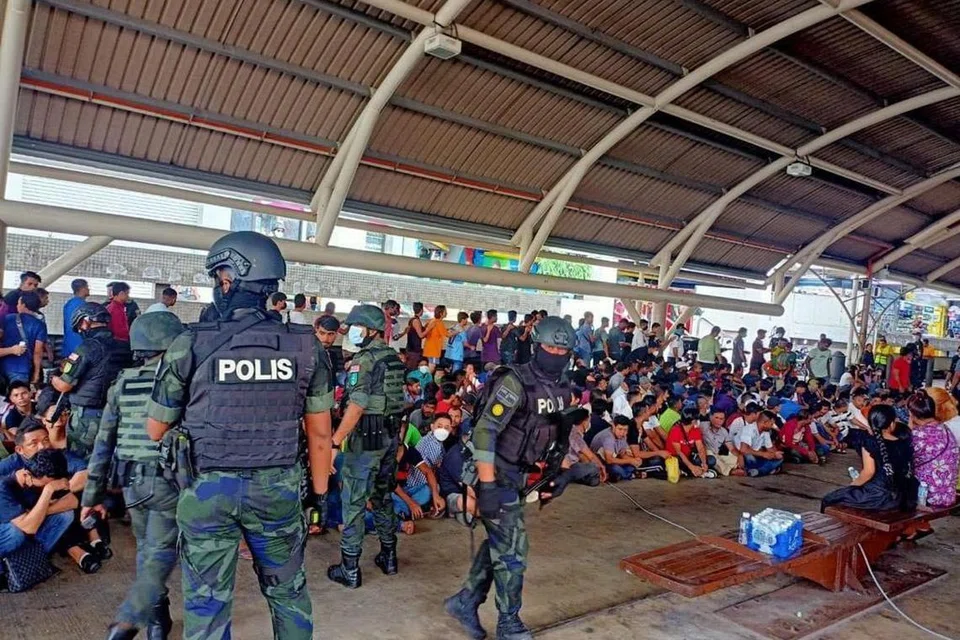 KAWALAN KETAT: Polis mengawasi pendatang asing tanpa izin yang ditahan dalam operasi khas bersepadu di Jalan Silang, Kuala Lumpur, yang turut dikenali sebagai ‘Mini Dhaka’ berikutan ia menjadi lokasi tumpuan warga asing. 