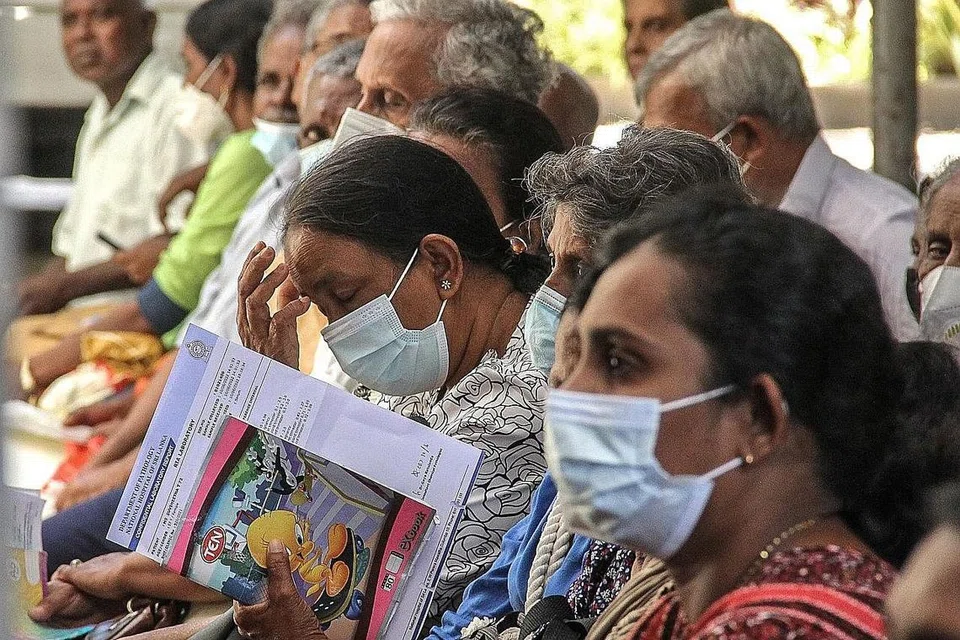 TUNGGU DAPATKAN RAWATAN: Pesakit (gambar atas) menunggu mendapatkan rawatan di Hospital Nasional, Colombo, Sri Lanka. Krisis ekonomi memberi tamparan hebat kepada sistem penjagaan kesihatan negara itu. - Foto AFP 