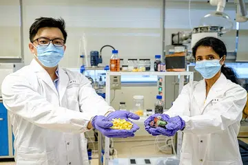 CARA BARU: Sepasukan saintis yang diketuai NTU dan terdiri antara lain (dari kiri) Penolong Profesor Dalton Tay dan Profesor Madhavi Srinivasan, telah menghasilkan kaedah baru dan menarik dengan menggunakan kulit buah-buahan untuk mengekstrak bateri ion litium. - Foto NTU