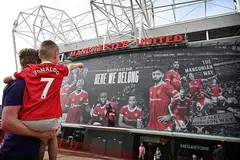 PERLU TUNJUK BUKTI VAKSINASI: (Gambar atas) Penyokong Manchester United yang ingin menyaksikan perlawanan EPL antara United dengan Newcastle pada hujung minggu ini perlu menunjukkan bukti mereka telah divaksin sepenuhnya. - Foto AFP
