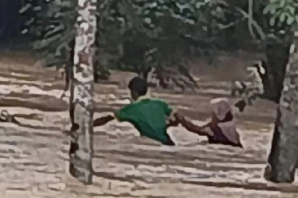 Rakaman video tular menunjukkan seorang pemuda orang kurang upaya (OKU) memimpin tangan ibunya ketika meredah banjir untuk pulang ke rumah selepas membeli nasi lemak, sebelum mereka lemas dihanyutkan arus banjir dalam kejadian di Kampung Tanjung Kanan, Jalan Padang Sanai, Padang Terap, Kedah, pada 28 September.