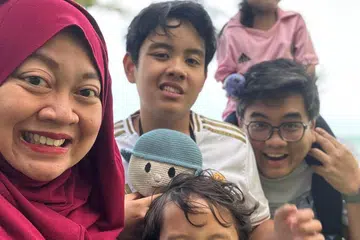 Julianawarti JuMALI, Aydan, Aadil, Amelie,  Encik Nazri Hadi Saparin, yang juga Editor Berita di Berita Harian.
