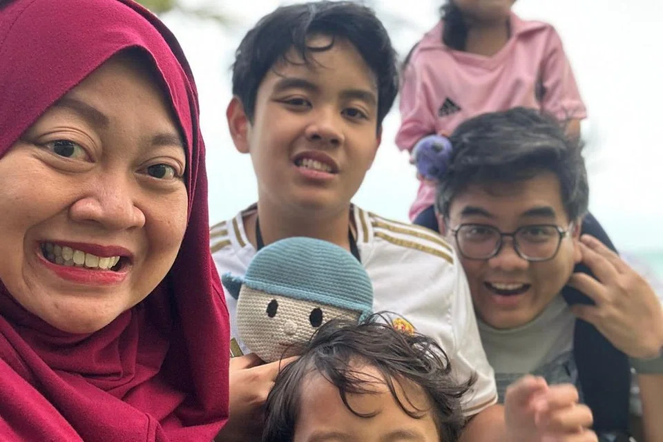 Julianawarti JuMALI, Aydan, Aadil, Amelie,  Encik Nazri Hadi Saparin, yang juga Editor Berita di Berita Harian.