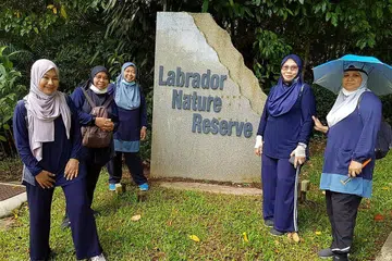 TEROKA ALAM SEMULA JADI SECARA BERTIMBANG RASA: Cik Asnah Abdullah (tiga dari kiri) giat meneroka kehijauan di Singapura dan sentiasa bersikap bertanggungjawab demi menjaga alam sekitar dan bertimbang rasa terhadap pengunjung lain. - Foto ihsan ASNAH ABDULLAH