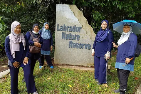 TEROKA ALAM SEMULA JADI SECARA BERTIMBANG RASA: Cik Asnah Abdullah (tiga dari kiri) giat meneroka kehijauan di Singapura dan sentiasa bersikap bertanggungjawab demi menjaga alam sekitar dan bertimbang rasa terhadap pengunjung lain. - Foto ihsan ASNAH ABDULLAH